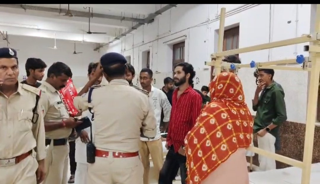 लाजपतपुरा में युवक पर चाकू से जानलेवा हमला, वारदात CCTV में कैद 1 लाजपतपुरा में युवक पर चाकू से जानलेवा हमला, वारदात CCTV में कैद | New India Times