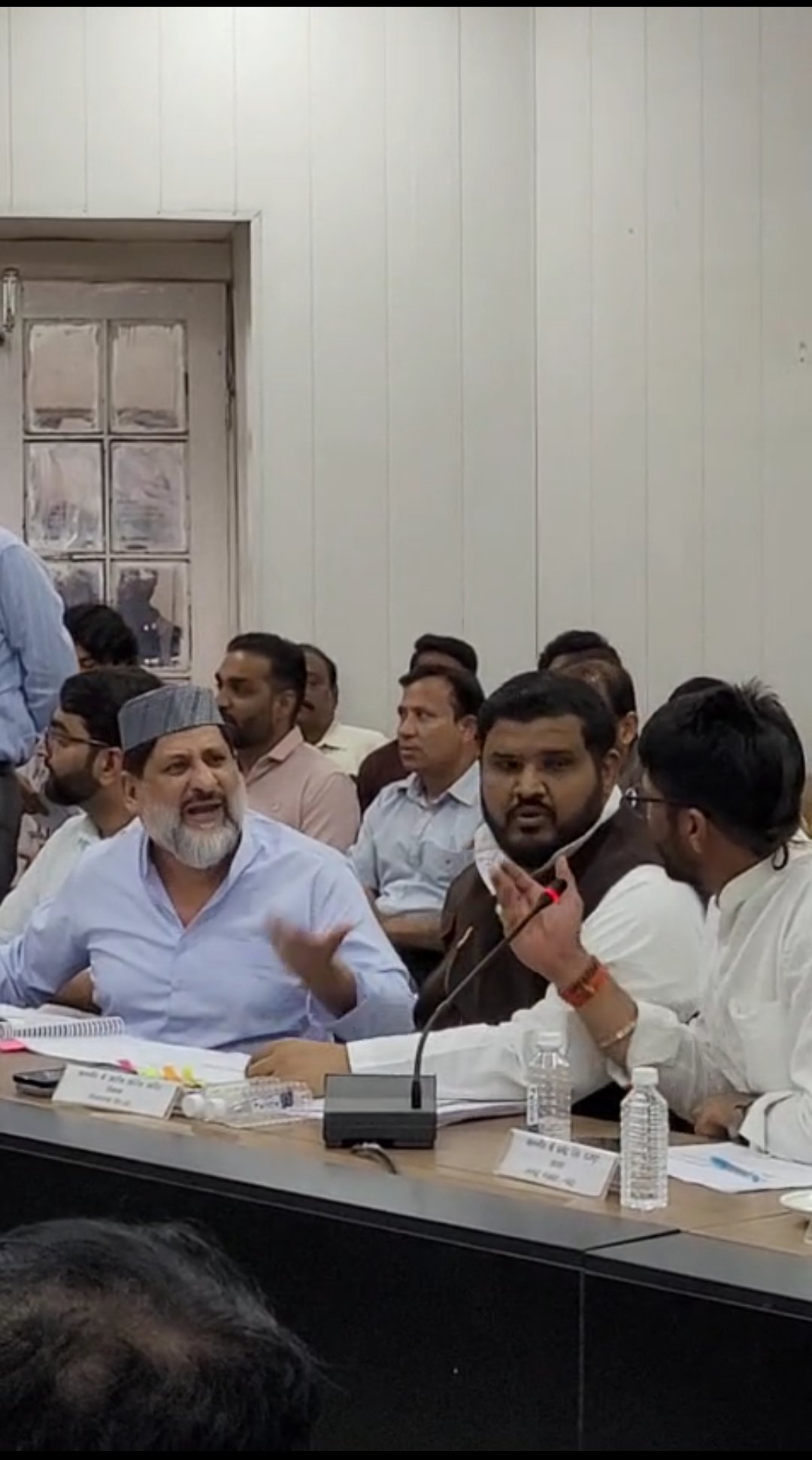भोपाल कलेक्ट्रेट में दिशा समिति की बैठक में हुआ ज़बर्दस्त हंगामा,जनपद अध्यक्ष प्रमोद राजपूत ने कांग्रेसी विधायक आरिफ मसूद को दी औकात में रहने की नसीहत | New India Times