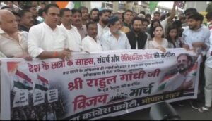 धर्मेंद्र प्रधान के इस्तीफे के बाद कांग्रेस ने भोपाल में निकाली विजय यात्रा