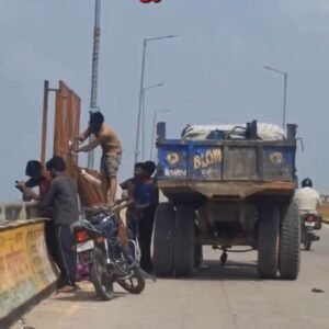 लंबे इंतजार के बाद चुनार पुल पर सुरक्षा जाली लगाने का कार्य शुरू, लोगों में खुशी की लहर