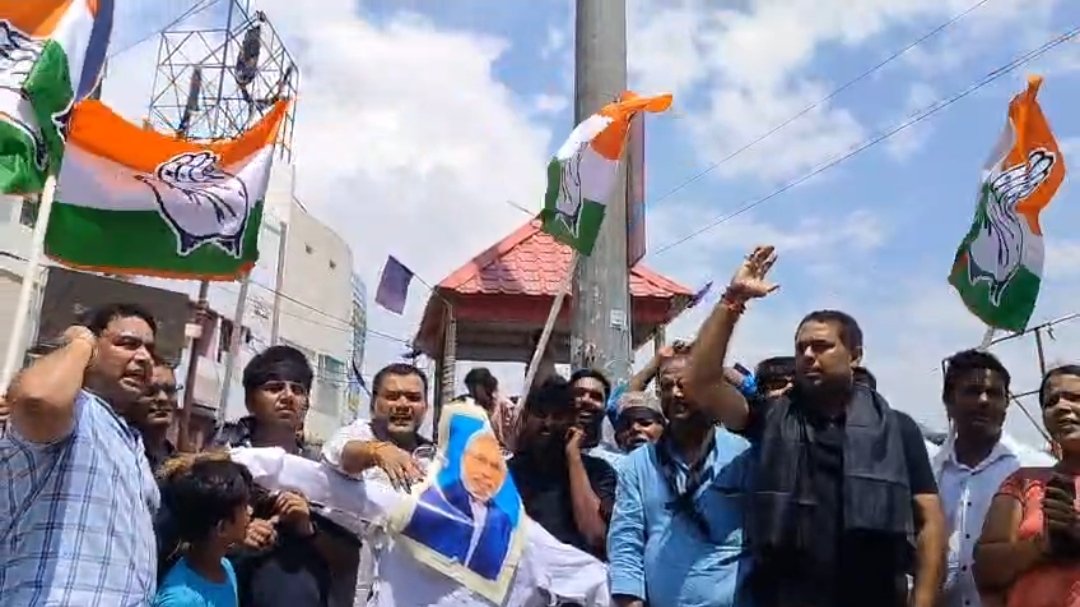 राहुल गांधी के साथ कथित अलोकतांत्रिक व्यवहार के विरोध में भागलपुर कांग्रेस ने प्रधानमंत्री मोदी का फूंका पुतला 1 राहुल गांधी के साथ कथित अलोकतांत्रिक व्यवहार के विरोध में भागलपुर कांग्रेस ने प्रधानमंत्री मोदी का फूंका पुतला | New India Times