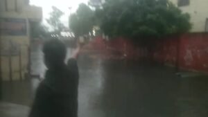 बारिश के दौरान बीएसए रोड के खुले नाले में गिरी युवती, स्थानीय लोगों ने 20 मिनट की मशक्कत के बाद बचाई जान