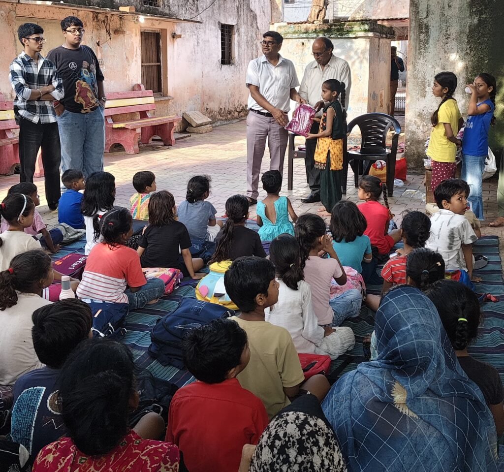 निबुआपुरा बस्ती में शिक्षा और आत्मनिर्भरता की अलख: बच्चों को निःशुल्क स्टेशनरी, टी-शर्ट व लोअर वितरित, महिलाओं को स्वरोजगार का मिला संदेश | New India Times