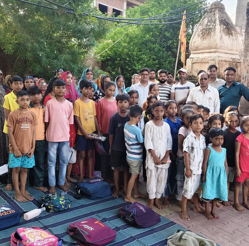 निबुआपुरा बस्ती में शिक्षा और आत्मनिर्भरता की अलख: बच्चों को निःशुल्क स्टेशनरी, टी-शर्ट व लोअर वितरित, महिलाओं को स्वरोजगार का मिला संदेश | New India Times