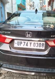 महिला पुलिसकर्मियों की पार्किंग से बाधित हुआ रास्ता, विरोध करने पर धमकाने का आरोप