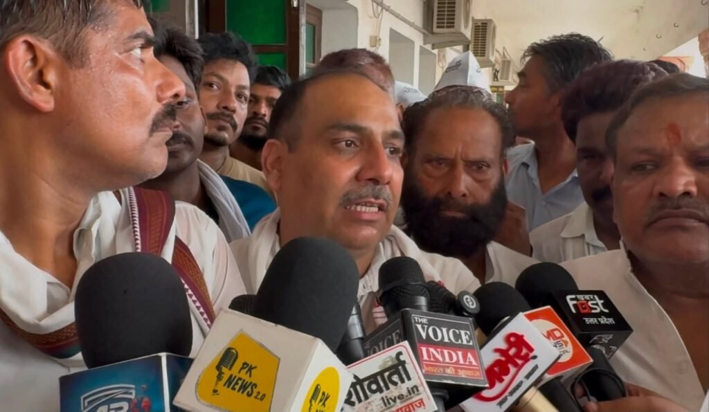 मांस-मछली दुकानों के स्थानांतरण पर बवाल, वाराणसी नगर निगम के खिलाफ विपक्ष का प्रदर्शन 3 मांस-मछली दुकानों के स्थानांतरण पर बवाल, वाराणसी नगर निगम के खिलाफ विपक्ष का प्रदर्शन | New India Times