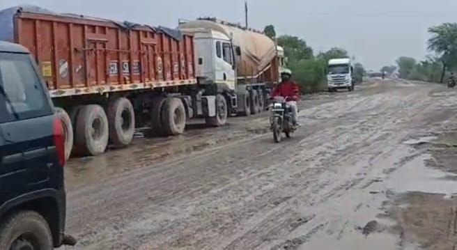 उद्घाटन में विकास के दावे, जेके प्लांट गेट की बदहाल सड़क ने खोली पोल | New India Times