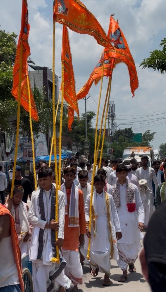 गविष्ठी यात्रा में उमड़ा जनसैलाब, शंकराचार्य के स्वागत में गोला गोकर्णनाथ बना आस्था का केंद्र 2 गविष्ठी यात्रा में उमड़ा जनसैलाब, शंकराचार्य के स्वागत में गोला गोकर्णनाथ बना आस्था का केंद्र | New India Times