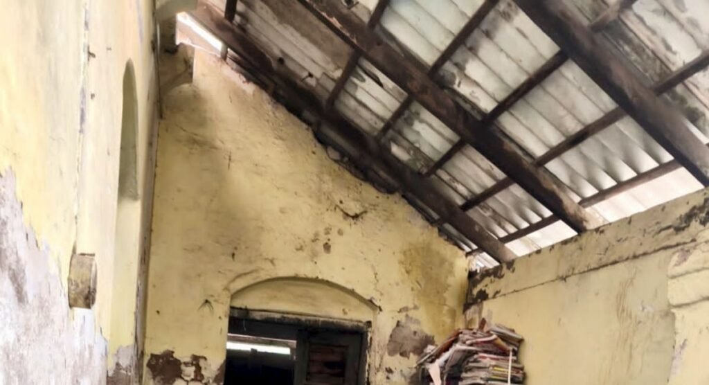 जर्जर स्कूल भवन बना खतरा: बारिश में टपकती छत, कमरों में भरा पानी, बच्चों की पढ़ाई प्रभावित 3 जर्जर स्कूल भवन बना खतरा: बारिश में टपकती छत, कमरों में भरा पानी, बच्चों की पढ़ाई प्रभावित | New India Times