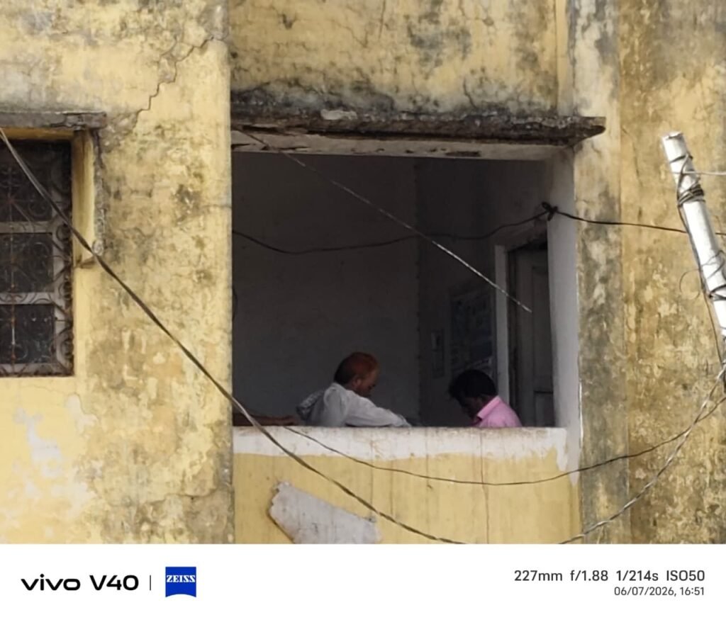 इटवा CHC में ‘कमीशन का खेल’: ओपीडी छोड़ निजी प्रैक्टिस में व्यस्त डॉक्टर, मरीजों से अवैध वसूली के आरोप | New India Times