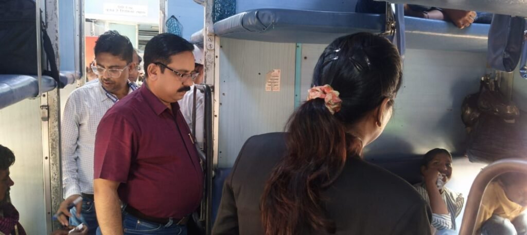 भागलपुर रेलखंड में सघन जांच: 618 बिना टिकट यात्री पकड़े, ₹6.83 लाख वसूले 3 भागलपुर रेलखंड में सघन जांच: 618 बिना टिकट यात्री पकड़े, ₹6.83 लाख वसूले | New India Times