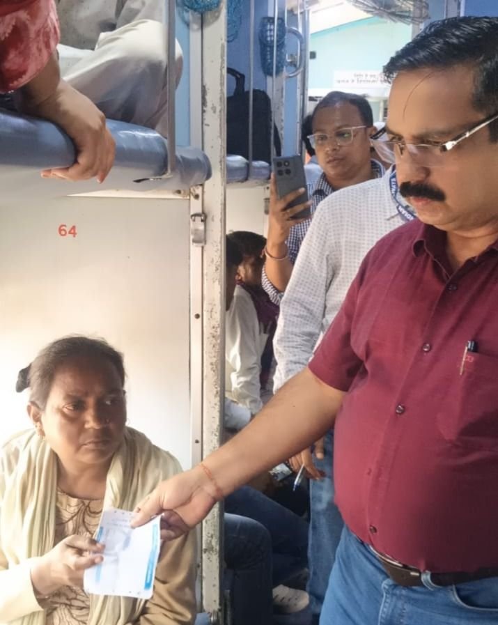 भागलपुर रेलखंड में सघन जांच: 618 बिना टिकट यात्री पकड़े, ₹6.83 लाख वसूले 2 भागलपुर रेलखंड में सघन जांच: 618 बिना टिकट यात्री पकड़े, ₹6.83 लाख वसूले | New India Times