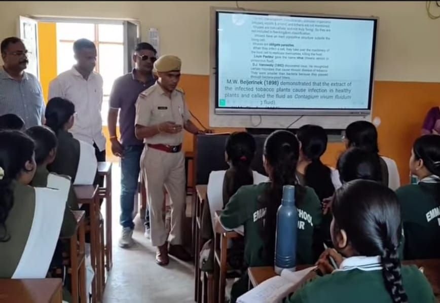 महिला सुरक्षा संकल्प अभियान: छात्राओं को साइबर अपराध से बचाव व हेल्पलाइन की दी जानकारी 2 महिला सुरक्षा संकल्प अभियान: छात्राओं को साइबर अपराध से बचाव व हेल्पलाइन की दी जानकारी | New India Times