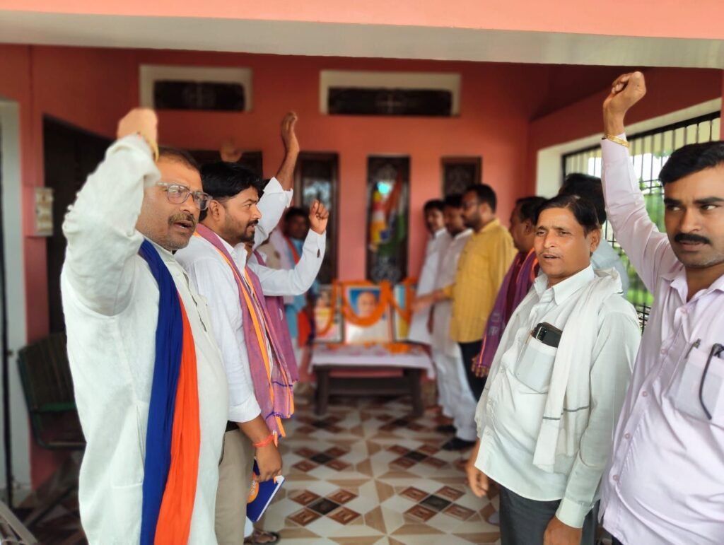 मड़िहान में अपना दल (एस) की समीक्षा बैठक, संगठन मजबूती पर ज़ोर, पूर्व पुलिस इंस्पेक्टर सहित कई ने ली सदस्यता | New India Times