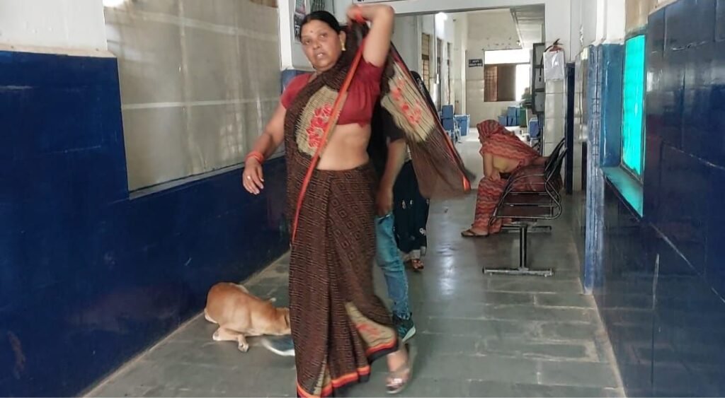 अमानगंज अस्पताल में बदइंतजामी चरम पर: लेबर रूम में आवारा कुत्ते, प्रसूति वार्ड के शौचालय बंद | New India Times