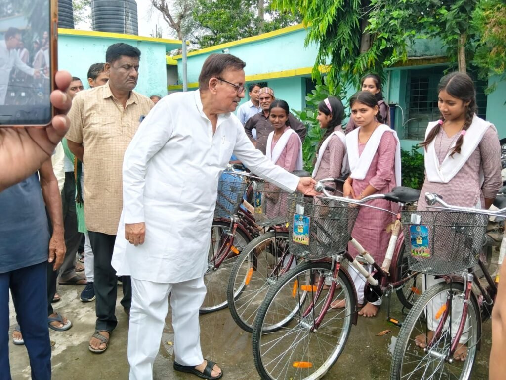 मुकुन्दपुर कन्या स्कूल में प्रवेशोत्सव व साइकिल वितरण, विधायक दादा भाई ने समस्याओं के समाधान का दिया आश्वासन 2 मुकुन्दपुर कन्या स्कूल में प्रवेशोत्सव व साइकिल वितरण, विधायक दादा भाई ने समस्याओं के समाधान का दिया आश्वासन | New India Times