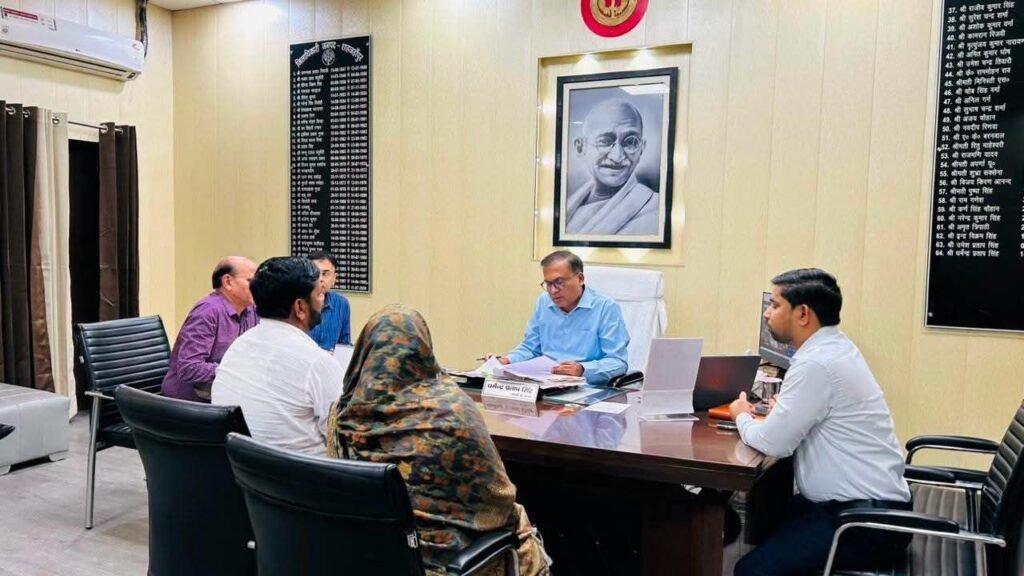 जनता दर्शन में डीएम ने सुनी फरियाद, समयबद्ध निस्तारण के सख्त निर्देश 2 जनता दर्शन में डीएम ने सुनी फरियाद, समयबद्ध निस्तारण के सख्त निर्देश | New India Times