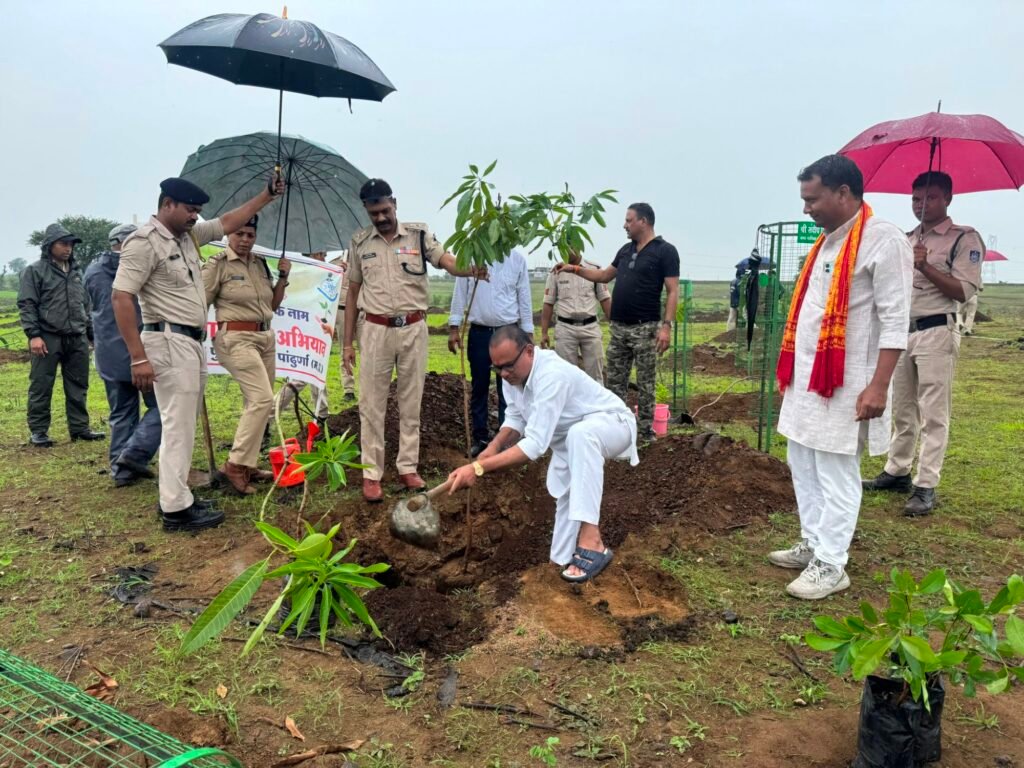 एक पेड़ माँ के नाम’ अभियान के तहत पांढुर्णा पुलिस का वृहद पौधरोपण 2 एक पेड़ माँ के नाम’ अभियान के तहत पांढुर्णा पुलिस का वृहद पौधरोपण | New India Times