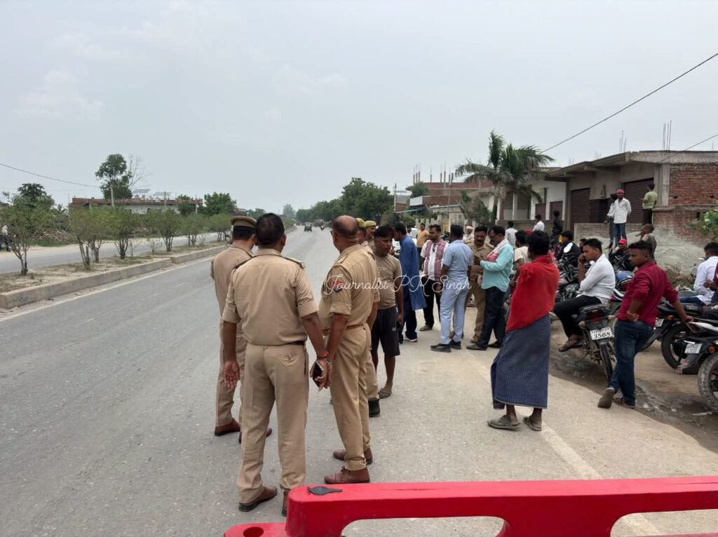 सड़क हादसे में एक ही परिवार के तीन की मौत, दो की हालत गंभीर, कैबिनेट मंत्री ओम प्रकाश राजभर ने पीड़ितों से की मुलाक़ात 2 सड़क हादसे में एक ही परिवार के तीन की मौत, दो की हालत गंभीर, कैबिनेट मंत्री ओम प्रकाश राजभर ने पीड़ितों से की मुलाक़ात | New India Times
