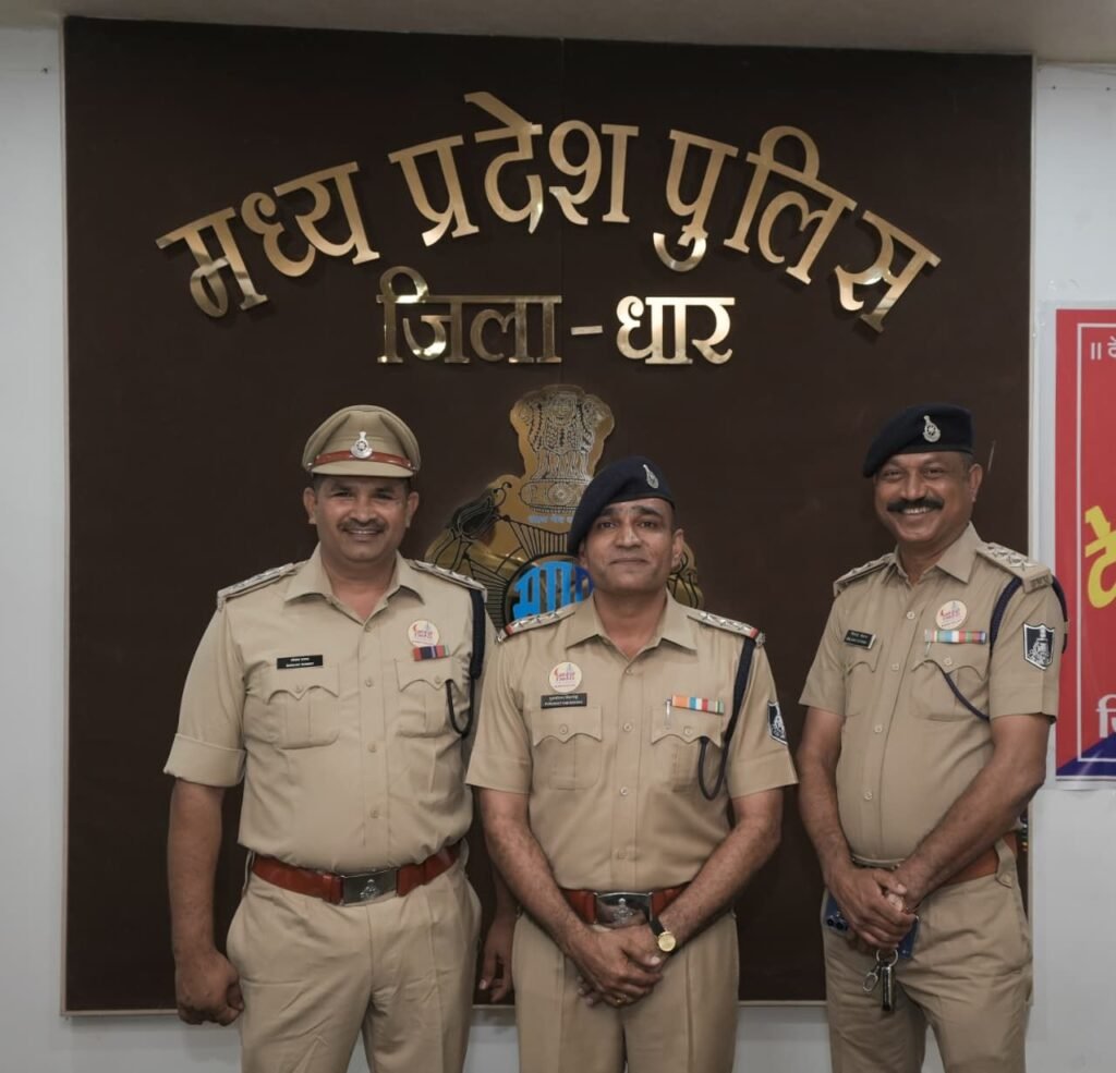 पदोन्नत पुलिस अधिकारियों का सम्मान, धार में गरिमामय ‘स्टार सेरेमनी’ आयोजित 2 पदोन्नत पुलिस अधिकारियों का सम्मान, धार में गरिमामय ‘स्टार सेरेमनी’ आयोजित | New India Times