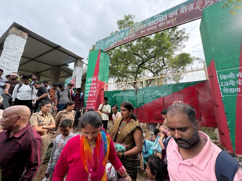 लखनिया दरी में उमड़ा जनसैलाब, अव्यवस्था ने बढ़ाई मुश्किलें 2 लखनिया दरी में उमड़ा जनसैलाब, अव्यवस्था ने बढ़ाई मुश्किलें | New India Times