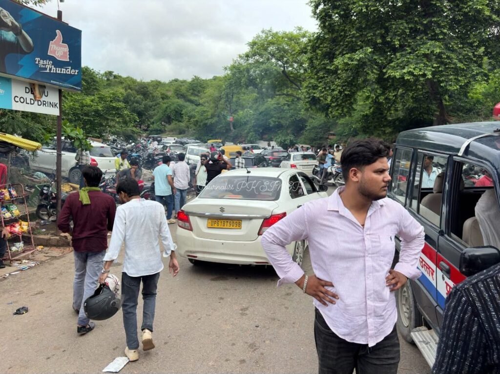 लखनिया दरी में उमड़ा जनसैलाब, अव्यवस्था ने बढ़ाई मुश्किलें 4 लखनिया दरी में उमड़ा जनसैलाब, अव्यवस्था ने बढ़ाई मुश्किलें | New India Times