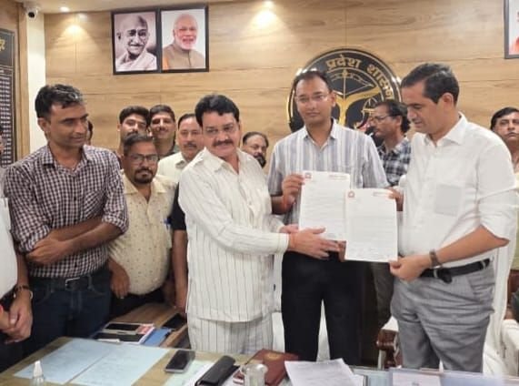 फर्जी पत्रकारों पर शिकंजा कसने की मांग, ब्रज प्रेस क्लब ने डीएम- एसएसपी को सौंपा ज्ञापन 2 फर्जी पत्रकारों पर शिकंजा कसने की मांग, ब्रज प्रेस क्लब ने डीएम- एसएसपी को सौंपा ज्ञापन | New India Times