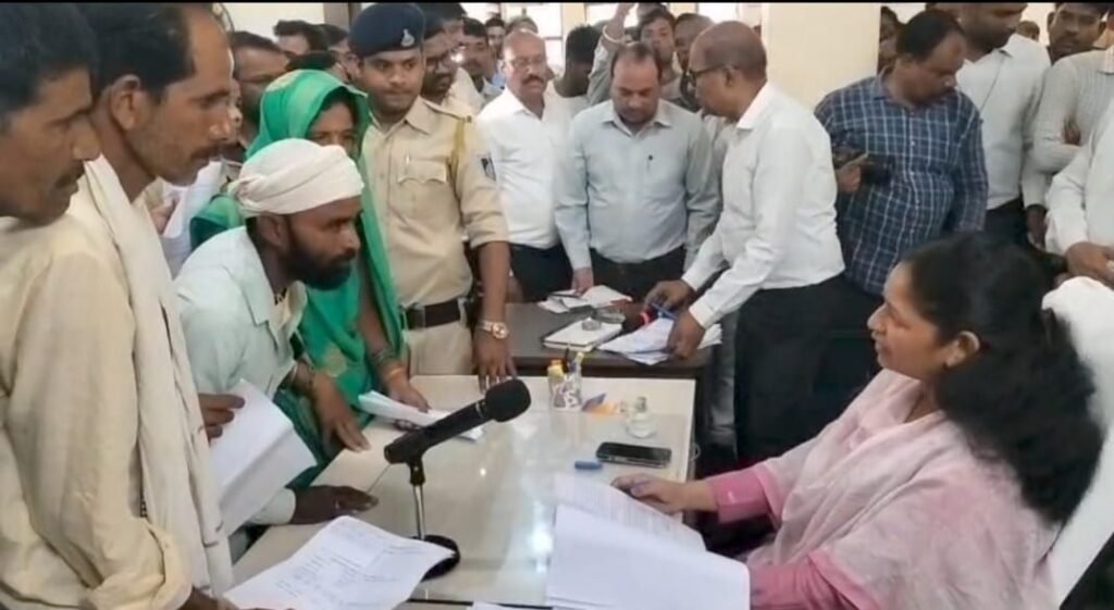 जनसुनवाई में आत्मदाह की कोशिश से मचा हड़कंप, राजस्व विभाग पर उत्पीड़न के आरोप 2 जनसुनवाई में आत्मदाह की कोशिश से मचा हड़कंप, राजस्व विभाग पर उत्पीड़न के आरोप | New India Times