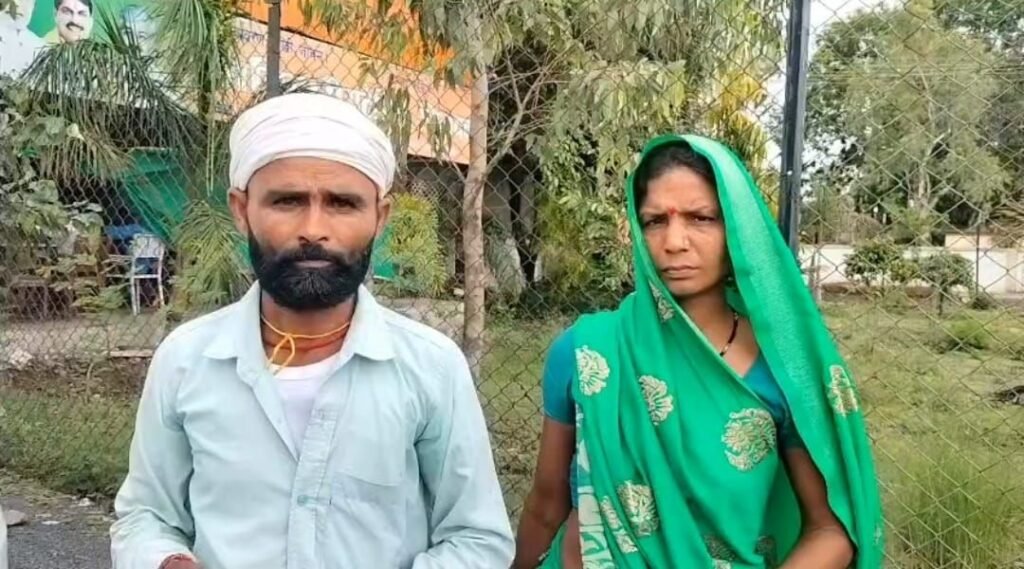 जनसुनवाई में आत्मदाह की कोशिश से मचा हड़कंप, राजस्व विभाग पर उत्पीड़न के आरोप 3 जनसुनवाई में आत्मदाह की कोशिश से मचा हड़कंप, राजस्व विभाग पर उत्पीड़न के आरोप | New India Times