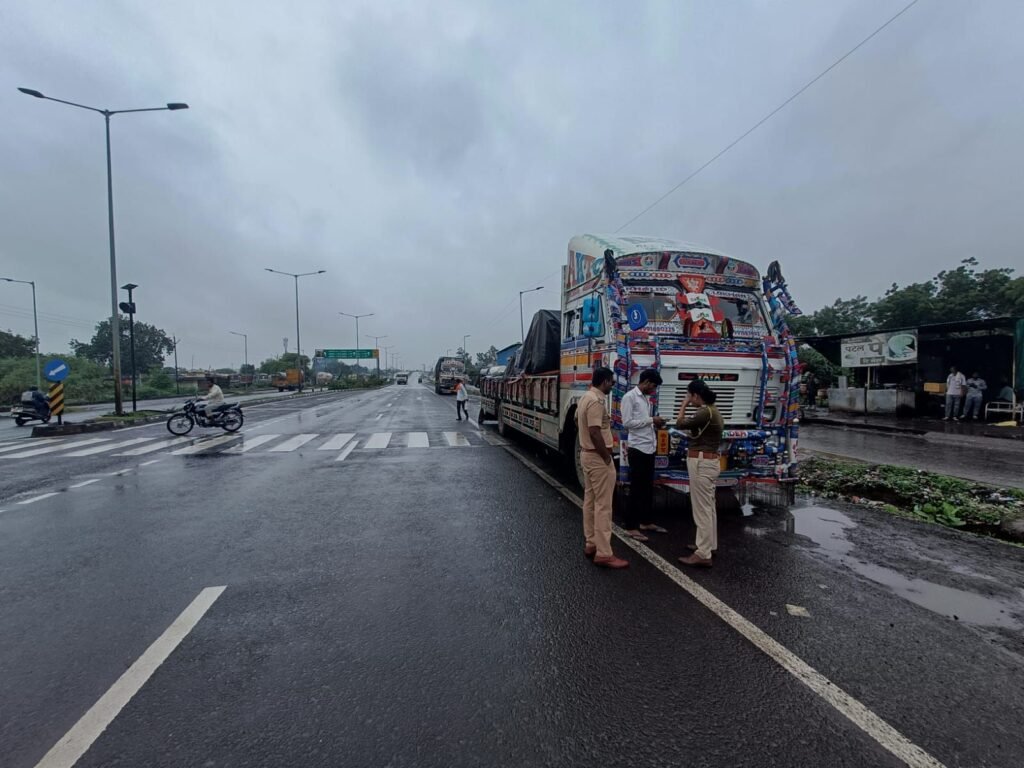 नो-पार्किंग में खड़े भारी वाहनों पर RTO का शिकंजा, पेट्रोल पंपों व हाइवे किनारे चला विशेष अभियान 2 नो-पार्किंग में खड़े भारी वाहनों पर RTO का शिकंजा, पेट्रोल पंपों व हाइवे किनारे चला विशेष अभियान | New India Times