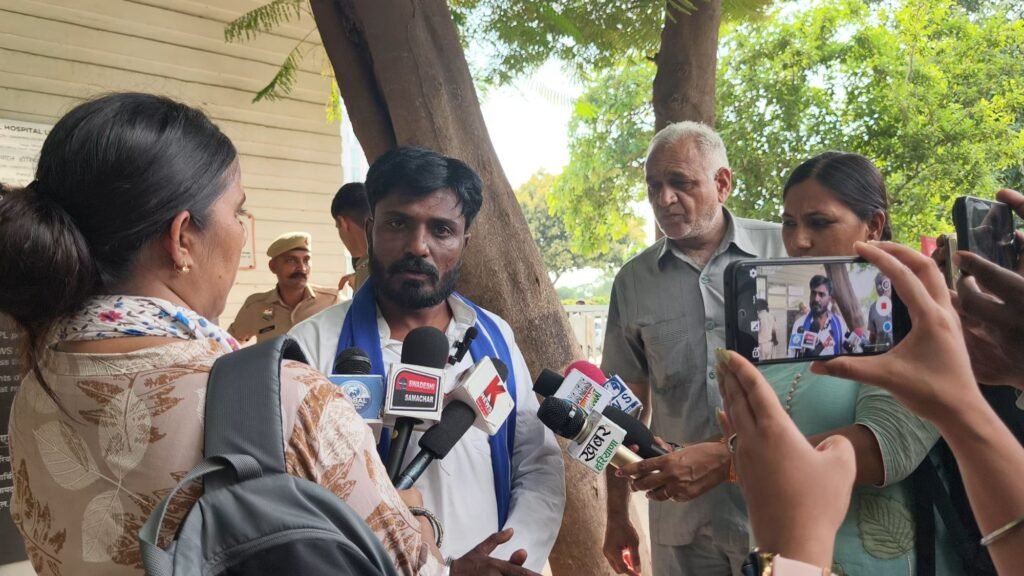 मेदांता अस्पताल गेट पर रोके गए भीमसेना प्रमुख सतपाल तंवर, बोले- ‘देश में अघोषित इमरजेंसी’, 27 जुलाई को भारत बंद का ऐलान 2 मेदांता अस्पताल गेट पर रोके गए भीमसेना प्रमुख सतपाल तंवर, बोले- ‘देश में अघोषित इमरजेंसी’, 27 जुलाई को भारत बंद का ऐलान | New India Times