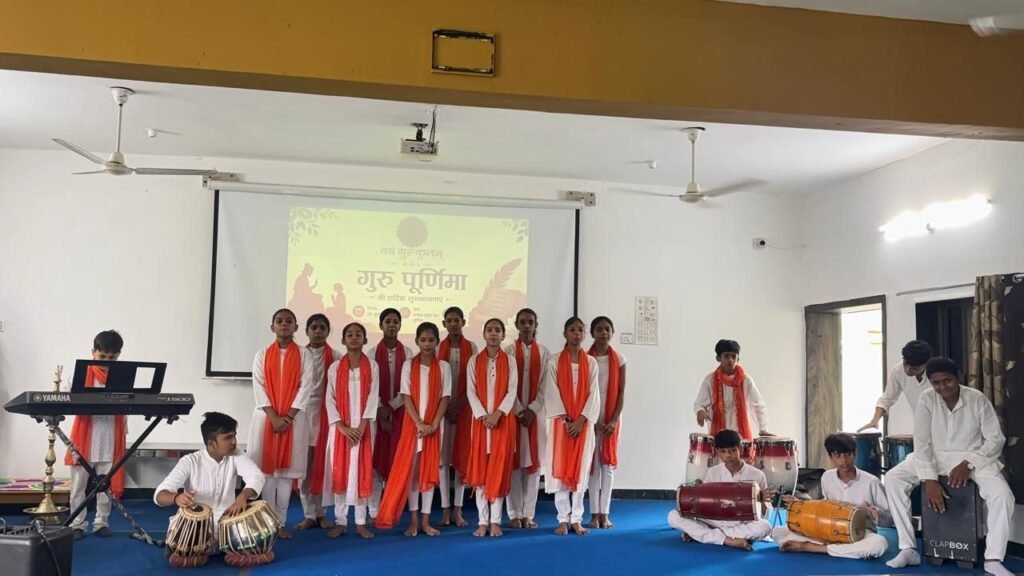 गुरु पूर्णिमा पर विद्यार्थियों ने निभाई सच्ची गुरु दक्षिणा, समाज सेवा और नागरिक कर्तव्यों का लिया संकल्प 2 गुरु पूर्णिमा पर विद्यार्थियों ने निभाई सच्ची गुरु दक्षिणा, समाज सेवा और नागरिक कर्तव्यों का लिया संकल्प | New India Times