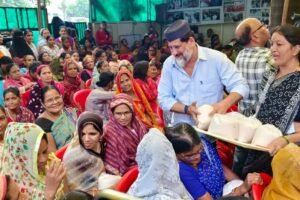 रक्षाबंधन से पहले विधायक आरिफ मसूद ने बहनों को भेंट किए शक्कर के पैकेट