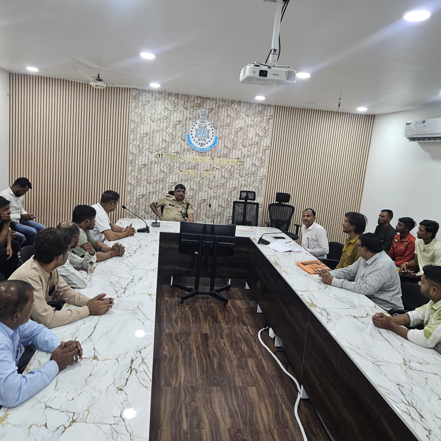 कांवड़ यात्रा एवं गोगा महाराज पर्व को लेकर बुरहानपुर पुलिस की अहम बैठक, सुरक्षा और व्यवस्था को लेकर दिए आवश्यक दिशा-निर्देश | New India Times