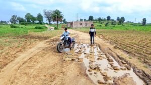 खापा स्वामी में सड़क के गड्ढों में डलवाई पत्थर फाड़ी, ग्रामीणों को आवागमन में मिली राहत