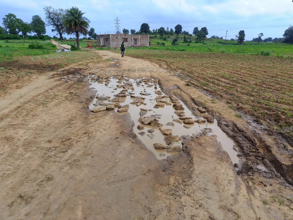 खापा स्वामी में सड़क के गड्ढों में डलवाई पत्थर फाड़ी, ग्रामीणों को आवागमन में मिली राहत 2 खापा स्वामी में सड़क के गड्ढों में डलवाई पत्थर फाड़ी, ग्रामीणों को आवागमन में मिली राहत | New India Times