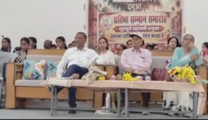 दमुआ में भूतपूर्व विद्यार्थियों का वार्षिक मिलन समारोह संपन्न, पुरानी यादें हुईं ताज़ा, प्रतिभाओं का हुआ सम्मान