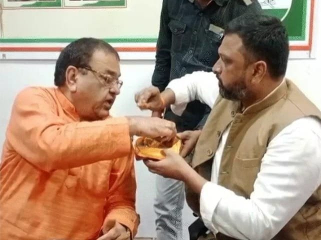 दतिया उपचुनाव में कांग्रेस की जीत पर झाबुआ-अलीराजपुर में जश्न, मेलोडी टॉफी खिलाकर दी बधाई 2 दतिया उपचुनाव में कांग्रेस की जीत पर झाबुआ-अलीराजपुर में जश्न, मेलोडी टॉफी खिलाकर दी बधाई | New India Times