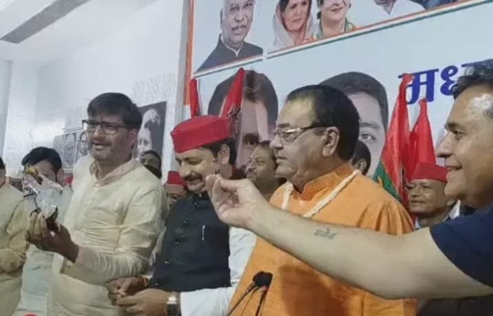 दतिया उपचुनाव में कांग्रेस की जीत पर झाबुआ-अलीराजपुर में जश्न, मेलोडी टॉफी खिलाकर दी बधाई 3 दतिया उपचुनाव में कांग्रेस की जीत पर झाबुआ-अलीराजपुर में जश्न, मेलोडी टॉफी खिलाकर दी बधाई | New India Times