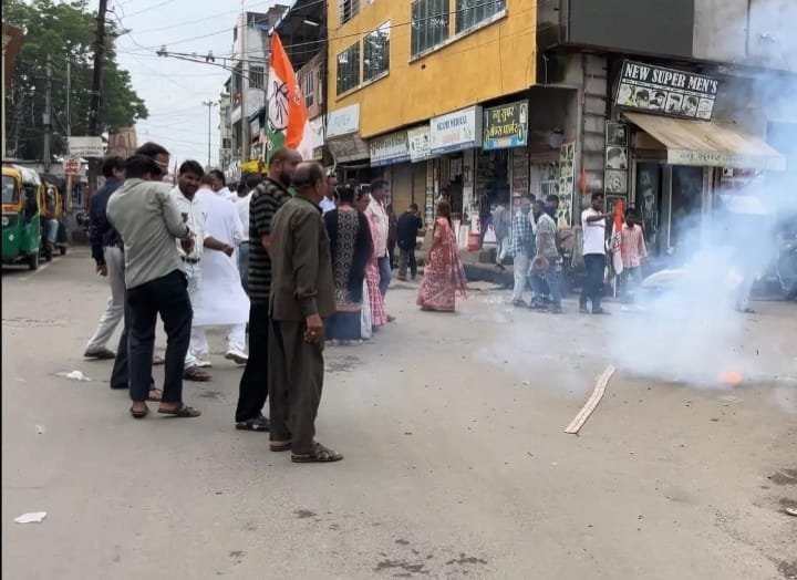 दतिया उपचुनाव में कांग्रेस की जीत पर झाबुआ-अलीराजपुर में जश्न, मेलोडी टॉफी खिलाकर दी बधाई 4 दतिया उपचुनाव में कांग्रेस की जीत पर झाबुआ-अलीराजपुर में जश्न, मेलोडी टॉफी खिलाकर दी बधाई | New India Times