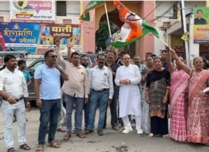 दतिया उपचुनाव में कांग्रेस की जीत पर झाबुआ-अलीराजपुर में जश्न, मेलोडी टॉफी खिलाकर दी बधाई