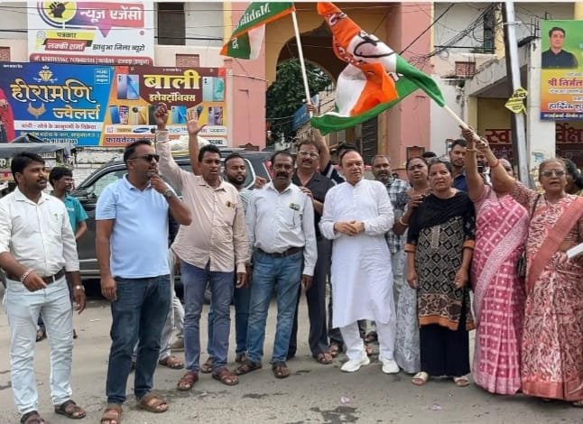 दतिया उपचुनाव में कांग्रेस की जीत पर झाबुआ-अलीराजपुर में जश्न, मेलोडी टॉफी खिलाकर दी बधाई 1 दतिया उपचुनाव में कांग्रेस की जीत पर झाबुआ-अलीराजपुर में जश्न, मेलोडी टॉफी खिलाकर दी बधाई | New India Times