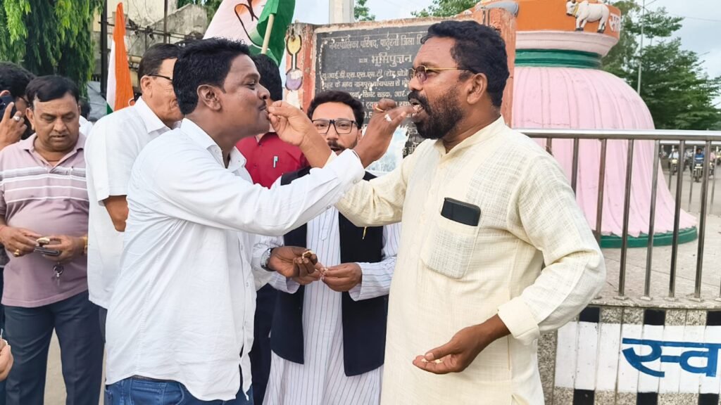 दतिया उपचुनाव में कांग्रेस की ऐतिहासिक जीत पर पांढुरना में आतिशबाजी, मिठाई बांटकर मनाया जश्न 2 दतिया उपचुनाव में कांग्रेस की ऐतिहासिक जीत पर पांढुरना में आतिशबाजी, मिठाई बांटकर मनाया जश्न | New India Times