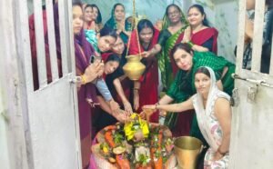 हर-हर महादेव के जयघोष से गूंजा अर्धनारीश्वर शिव मंदिर, महिलाओं ने किया जलाभिषेक