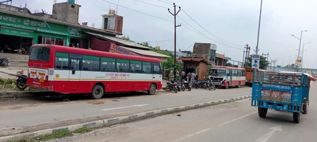 डग्गामार वाहनों के विरोध में अनुबंधित बस चालकों का चक्का जाम, लखीमपुर डिपो से बस संचालन ठप, यात्री परेशान 2 डग्गामार वाहनों के विरोध में अनुबंधित बस चालकों का चक्का जाम, लखीमपुर डिपो से बस संचालन ठप, यात्री परेशान | New India Times