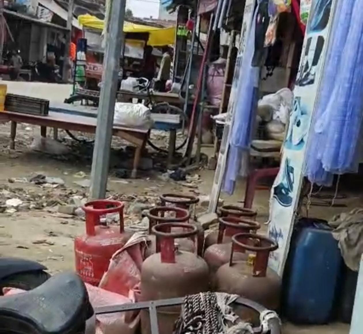 इटवा में घरेलू गैस सिलेंडरों की कालाबाजारी का आरोप, बिना कनेक्शन आपूर्ति की भी चर्चा 1 इटवा में घरेलू गैस सिलेंडरों की कालाबाजारी का आरोप, बिना कनेक्शन आपूर्ति की भी चर्चा | New India Times