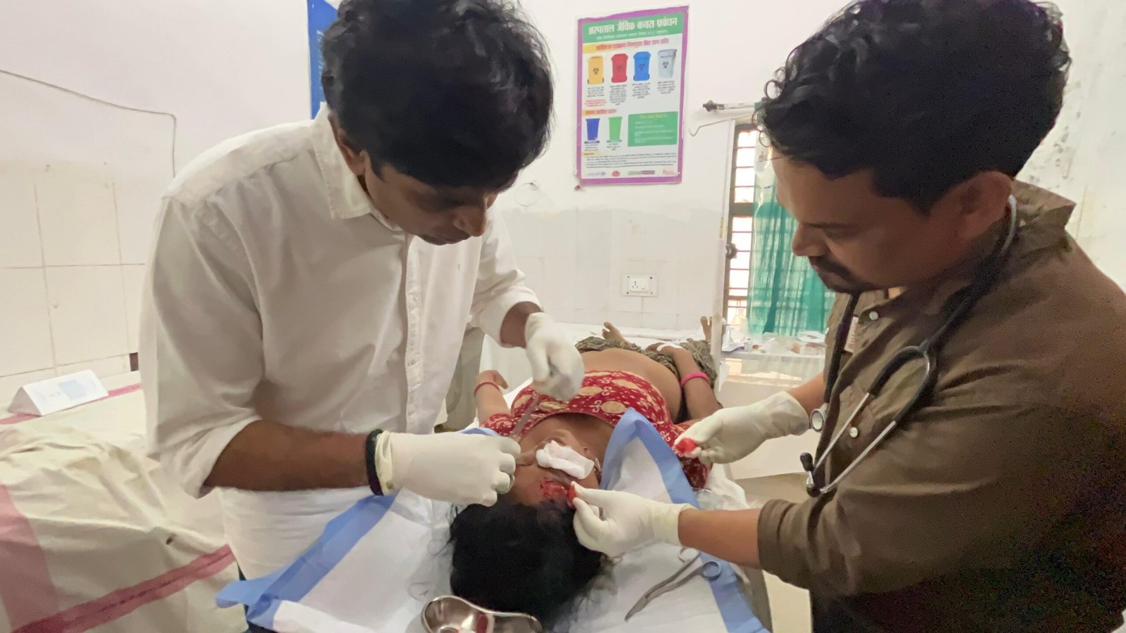 सड़क दुर्घटना में घायल को स्वयं अस्पताल ले गए विधायक डॉ. विक्रांत भूरिया, स्वास्थ्य केंद्र की बदहाल व्यवस्था पर जताई नाराजगी 1 सड़क दुर्घटना में घायल को स्वयं अस्पताल ले गए विधायक डॉ. विक्रांत भूरिया, स्वास्थ्य केंद्र की बदहाल व्यवस्था पर जताई नाराजगी | New India Times