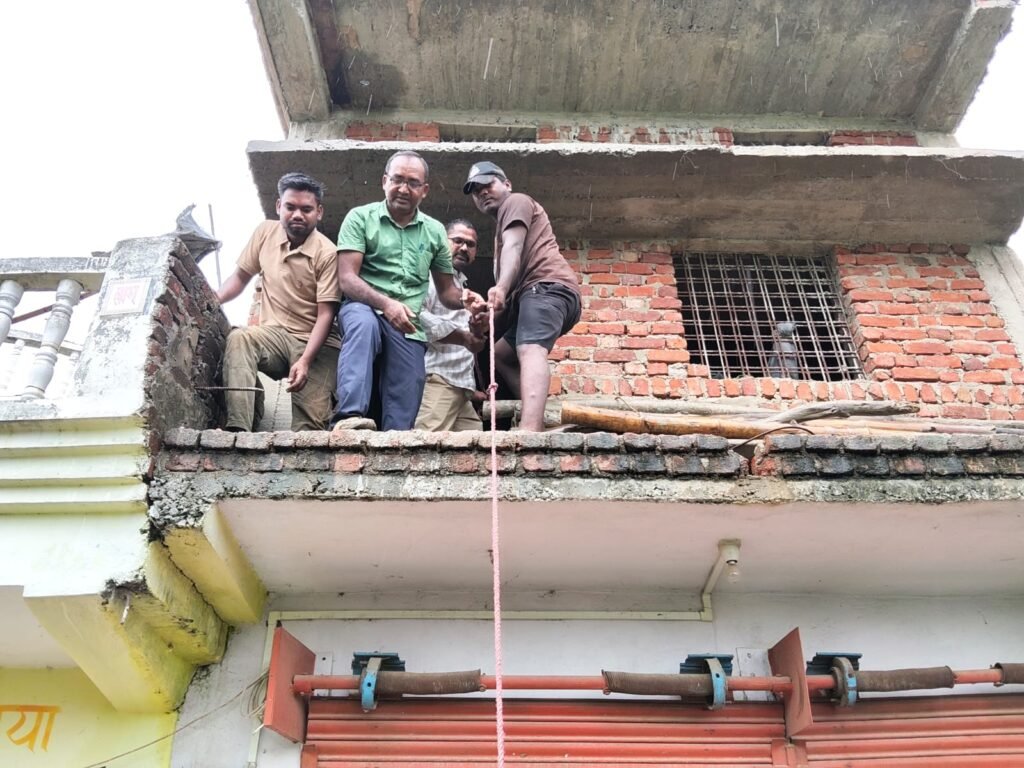 घायल बंदर घर में घुसा, व्हाइट टाइगर सफारी की रेस्क्यू टीम ने सुरक्षित पकड़ा 2 घायल बंदर घर में घुसा, व्हाइट टाइगर सफारी की रेस्क्यू टीम ने सुरक्षित पकड़ा | New India Times