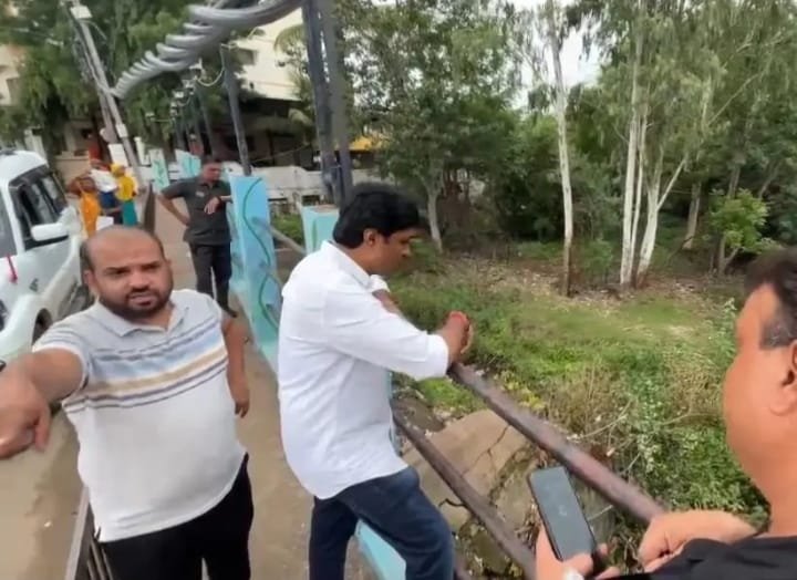 झाबुआ में जर्जर तालाब पुलिया का विधायक डॉ. विक्रांत भूरिया ने किया निरीक्षण, तत्काल मरम्मत के दिए निर्देश 1 झाबुआ में जर्जर तालाब पुलिया का विधायक डॉ. विक्रांत भूरिया ने किया निरीक्षण, तत्काल मरम्मत के दिए निर्देश | New India Times