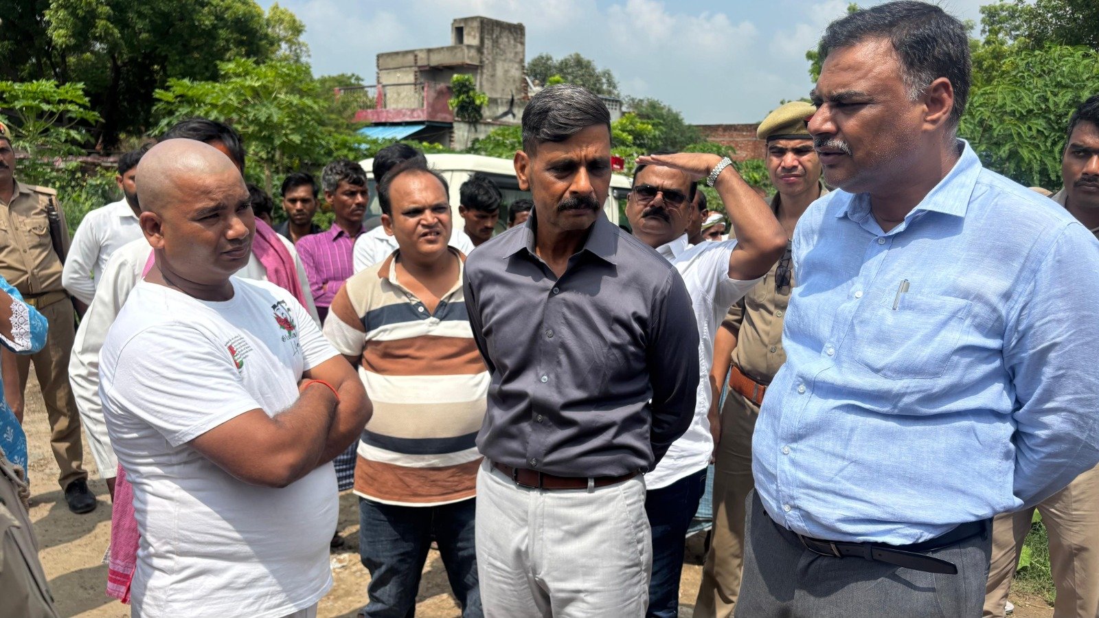बाढ़ के बढ़ते खतरे पर अलर्ट: मण्डलायुक्त-डीएम ने हरसिंघपुर/मल्लेपुर का निरीक्षण, 6 लेन पुल निर्माण में लापरवाही पर FIR की चेतावनी | New India Times